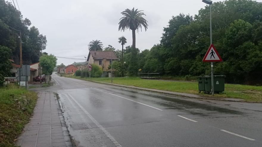 La avenida principal de Villahormes (Llanes), la travesía de la AS-379, ayer, completamente vacía. | J. Q.