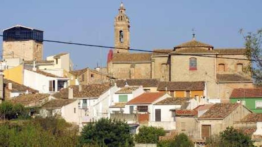 La torre medieval y el campanario y la iglesia de Alcalalí.