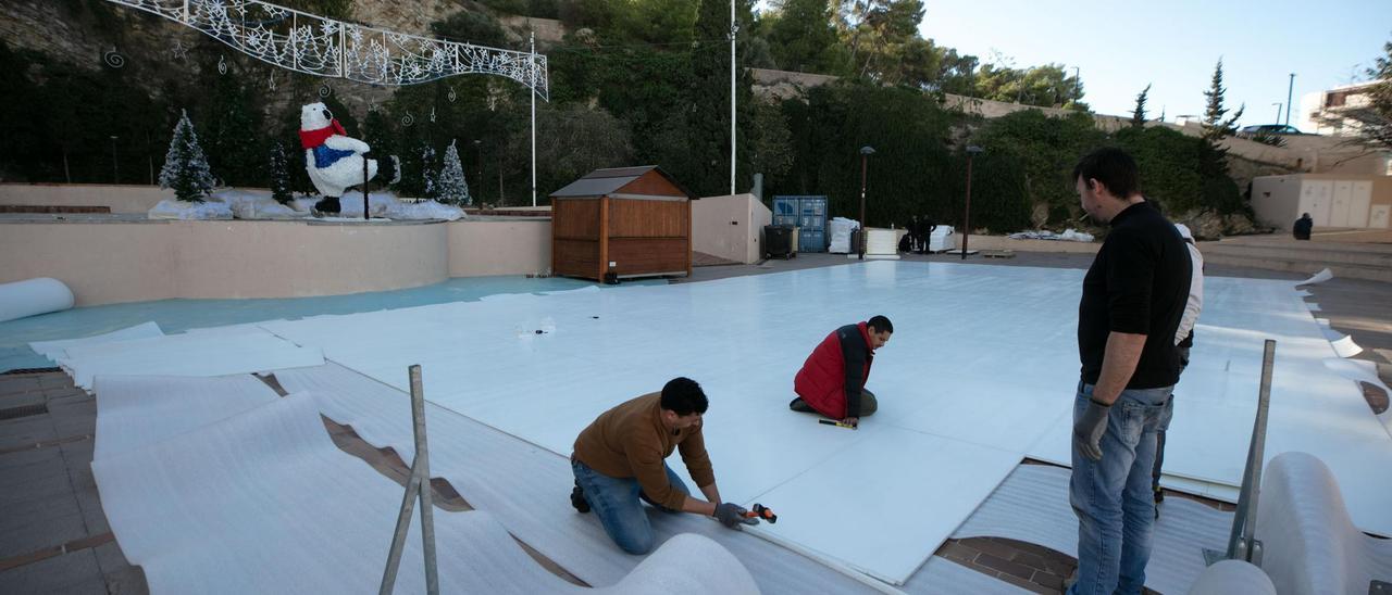 Varios operarios montan esta mañana la pista de hielo