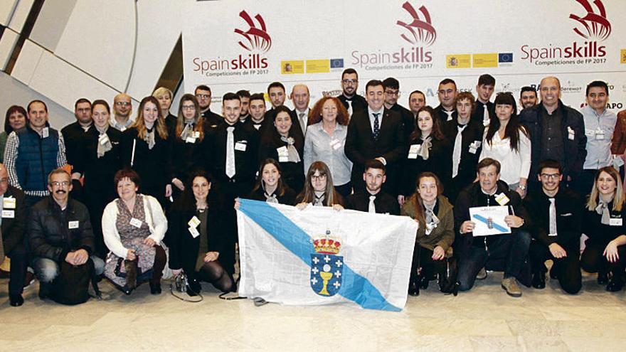 Docentes y estudiantes que participarán en Spainskills, ayer en Madrid con el conselleiro. // FdV