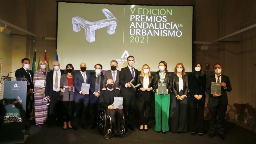 Foto de familia con los galardonados por la Junta en los Premios Andalucía Urbanismo