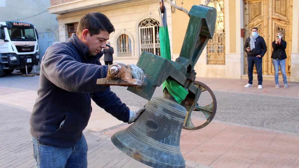 Un operario manipula una campana.