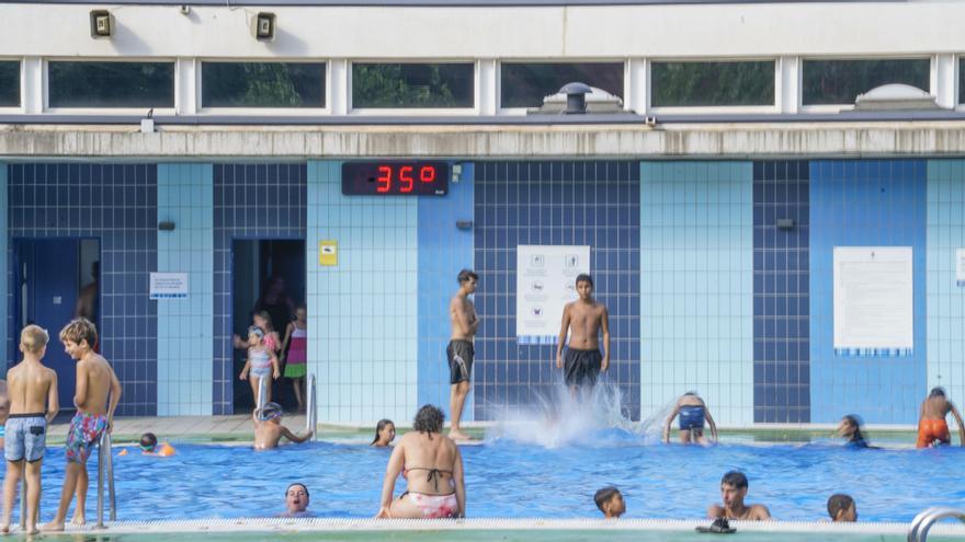 Imatge de l'estiu passat de la piscina de Sant Joan, que enguany obririà una setmana abans