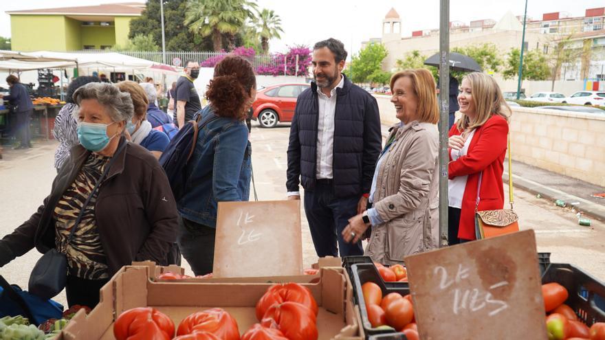 El portavoz municipal socialista, Daniel Pérez, junto a la viceportavoz del grupo Begoña Medina y la concejala Alicia Murillo, en una visitga al mercadillo de Virgen de Belén de la capital