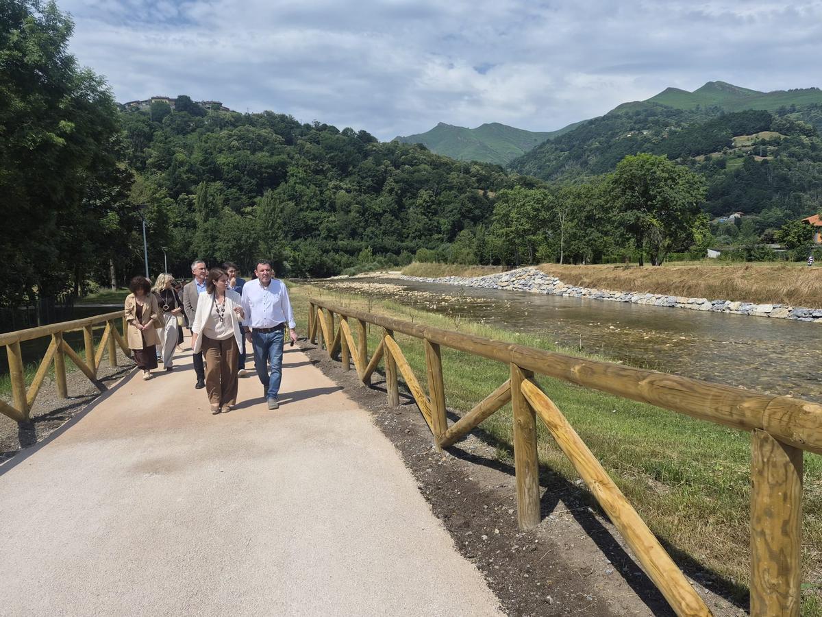 La delegada del Gobienro y el alcalde de Laviana en una de las sendas habilitadas junto al Nalón.