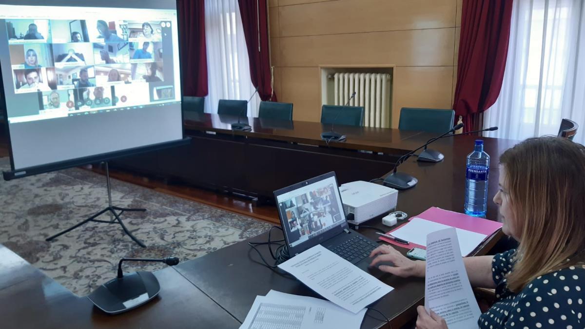 La alcaldesa en la videoconferencia con los integrantes de la mesa.