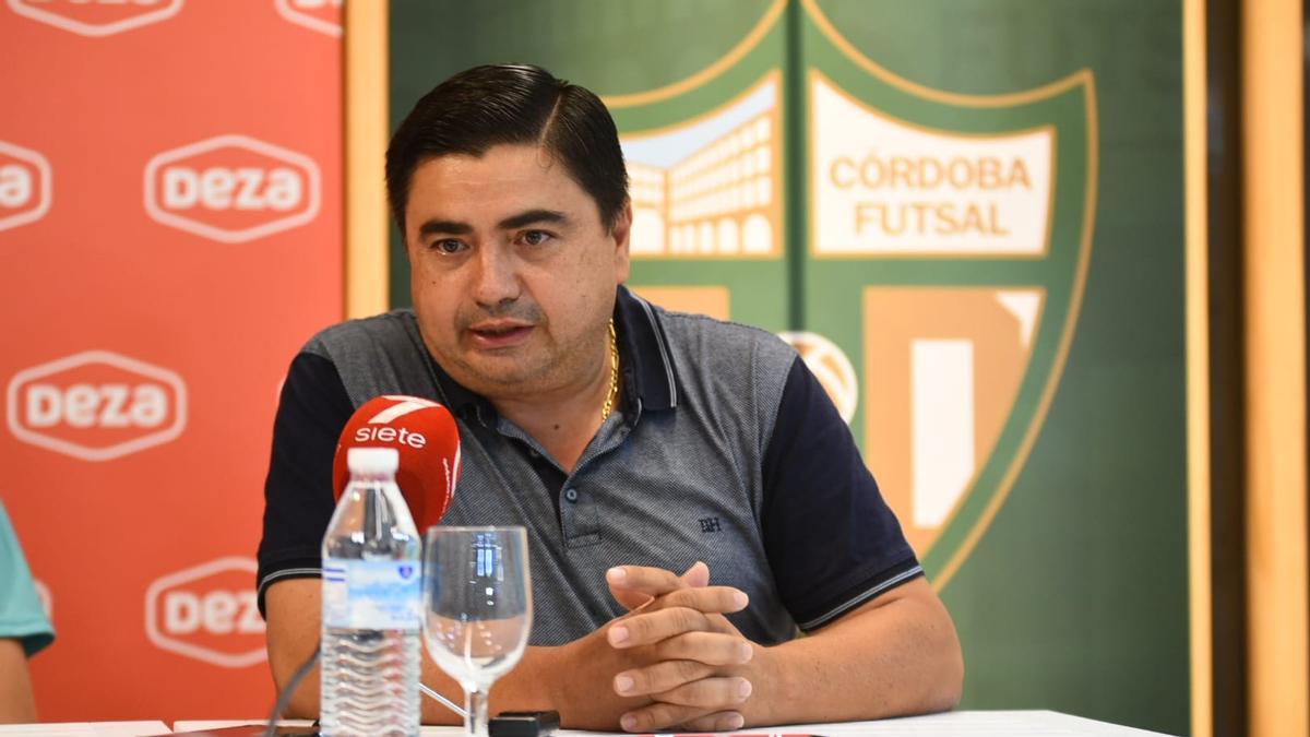 José García Román, presidente del Córdoba Futsal, en la presentación de Miguelín.