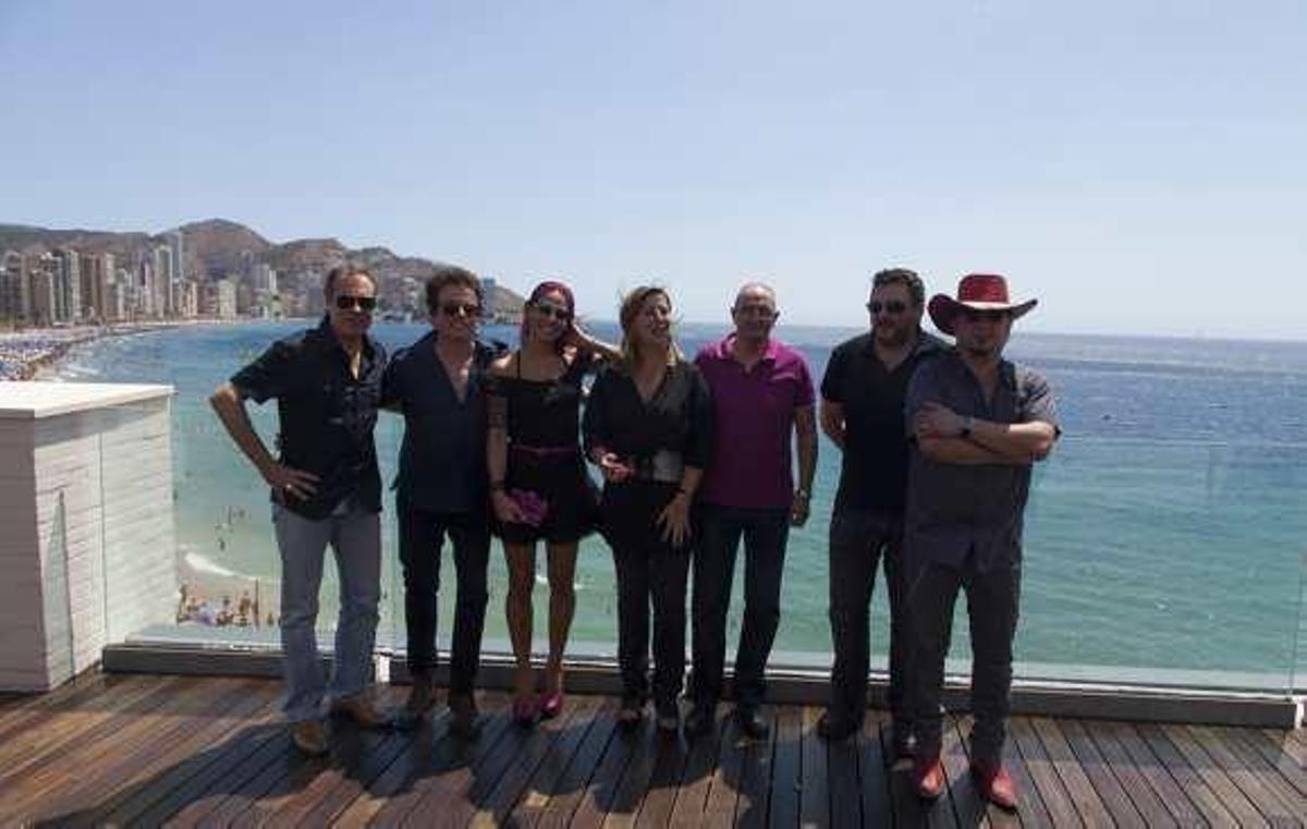 Martí, Urrutia y Segarra, entre otros, posan junto a Amor y Hernández.