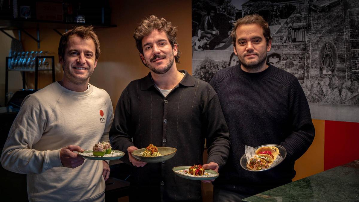 Alejandro Ferrer, Santiago Giralt y Carlos Matas, en la sala del restaurante Salsa Street Food de la calle de Muntaner.
