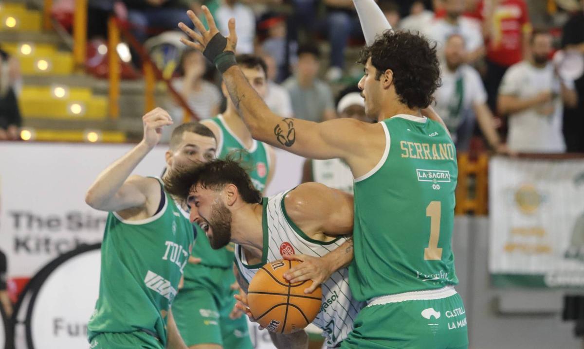 Fernando Bello pugna con dos defensores del Toledo.