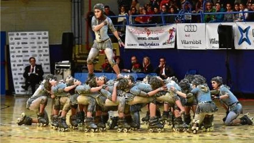 Un moment de la coreografia &quot;Treu-me d&#039;aquí&quot; amb la que el CPA Olot va fer-se amb el primer lloc.