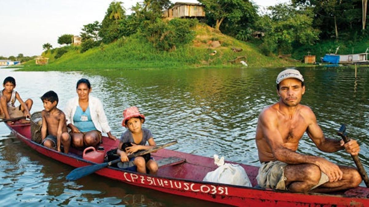 Familia en canoa por uno de los canales del río.