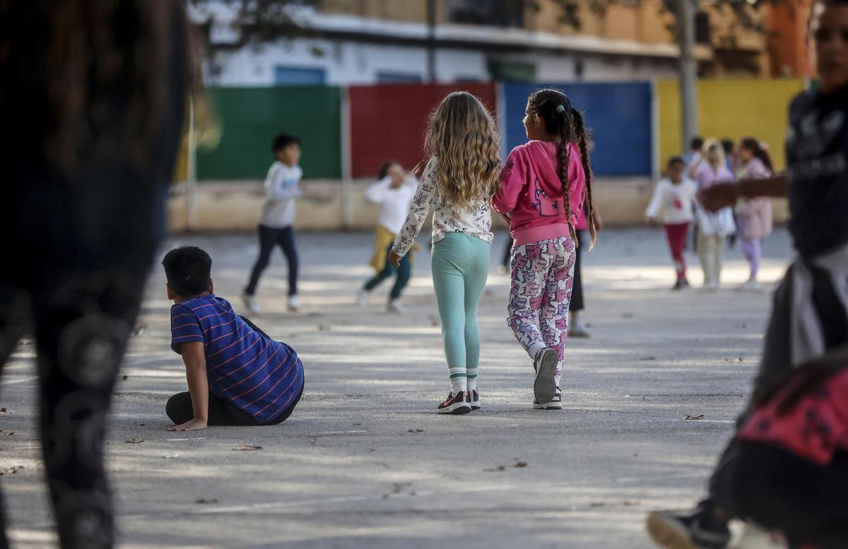 Archivo - Varios niños vuelven a las clases tras la dana