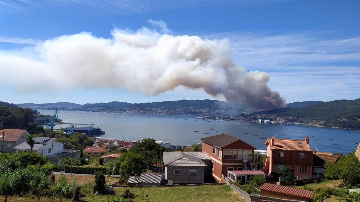 Un incendio en Moaña amenaza a las viviendas