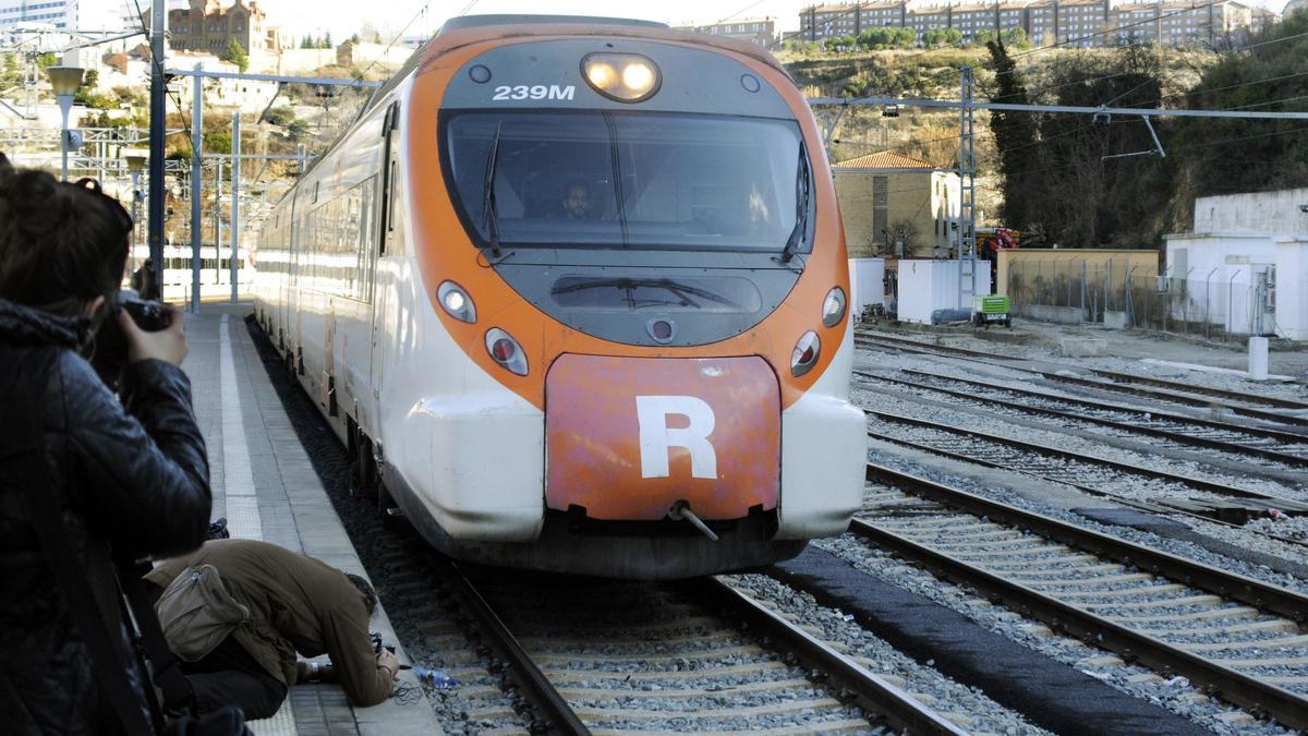 Arribada del primer tren semidirecte a l'estació de la Renfe de Manresa, el 17 gener del 2014