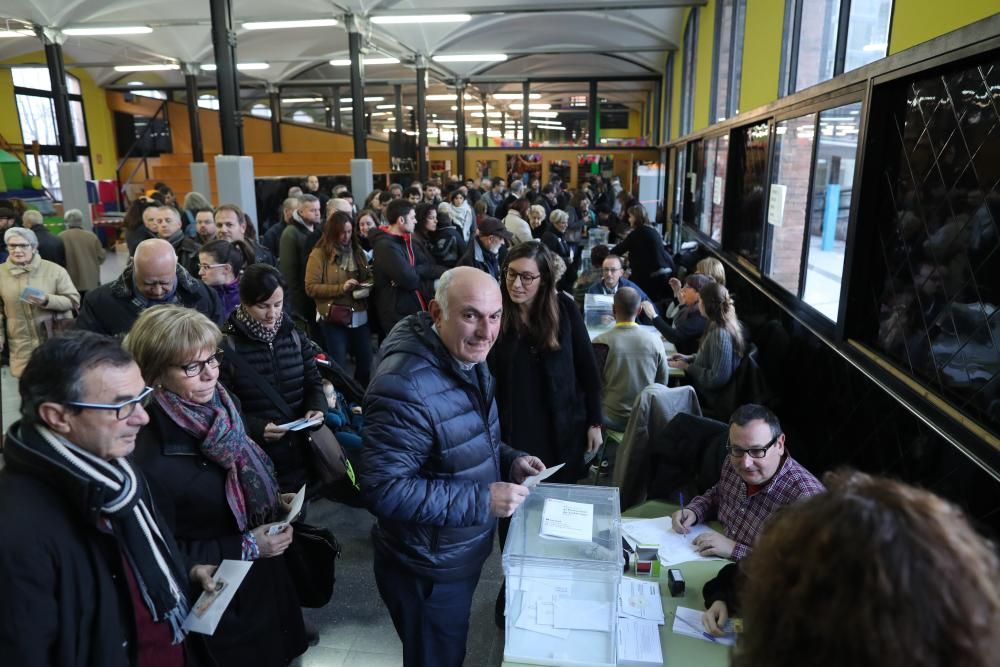 Ciudadanos depositan su voto