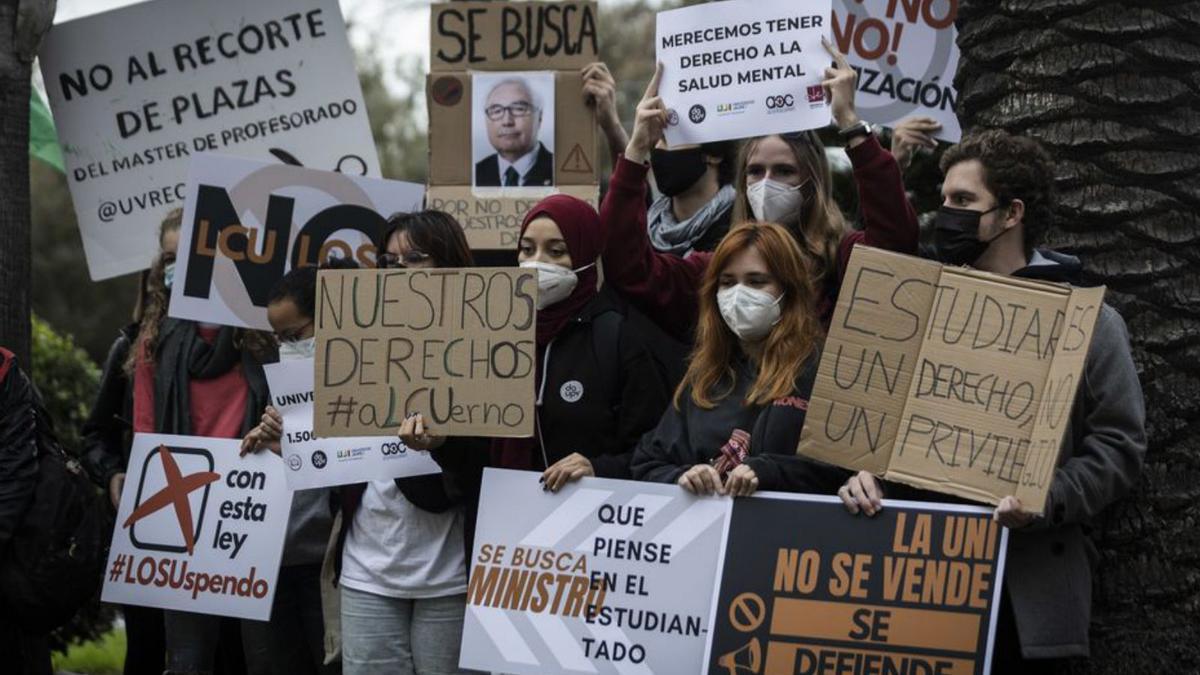 Un grupo de estudiantes con pancartas, ayer. | G.CABALLERO