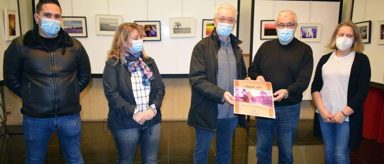 El alcalde Bello Maneiro con el autor de las fotografías Rodríguez Ruza y los edilesCarmen Gómez, Pedro Calvo y Pedro Piñeiro.    | // FDV