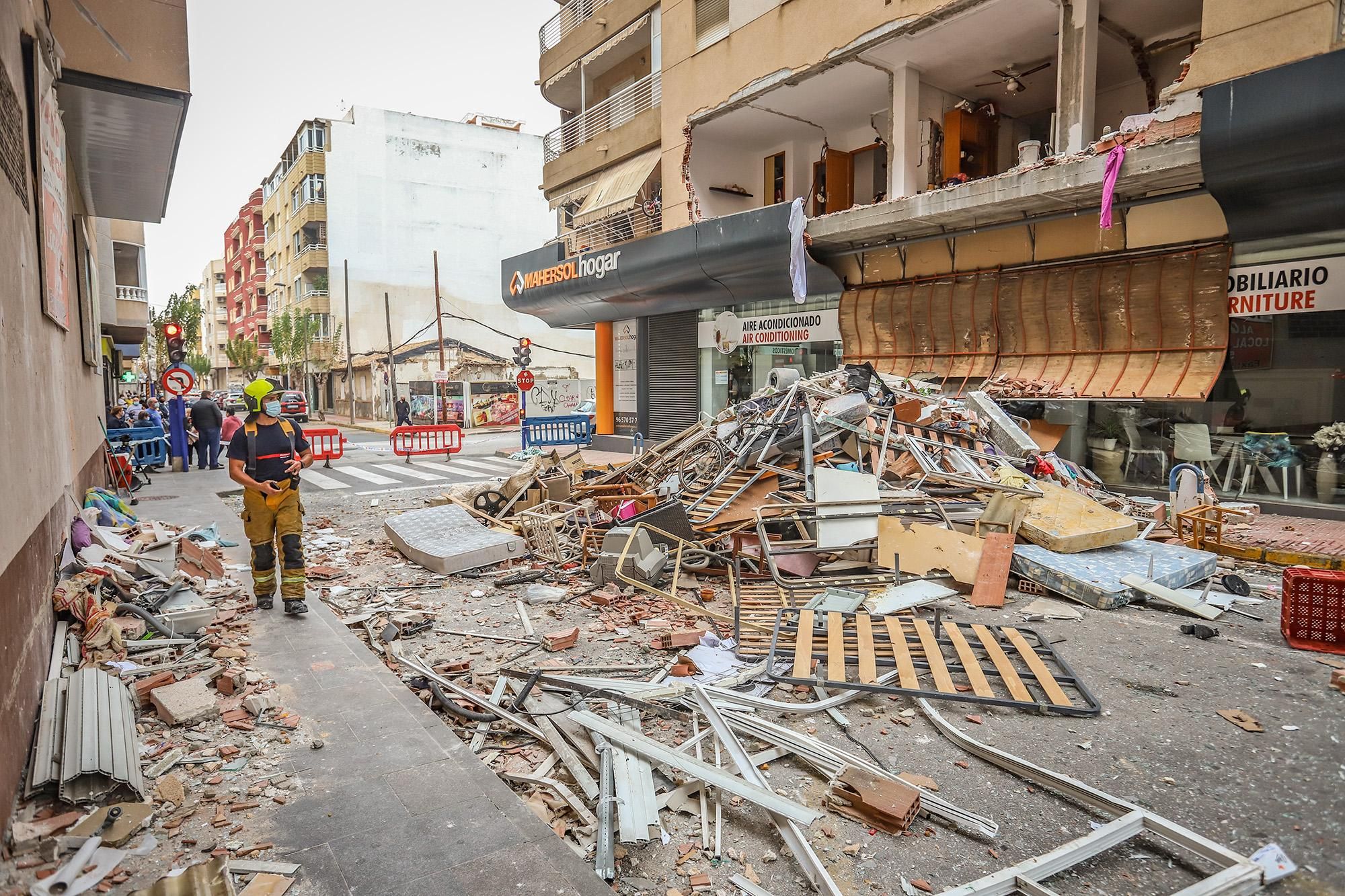 Una gran explosión destroza un edificio de Torrevieja