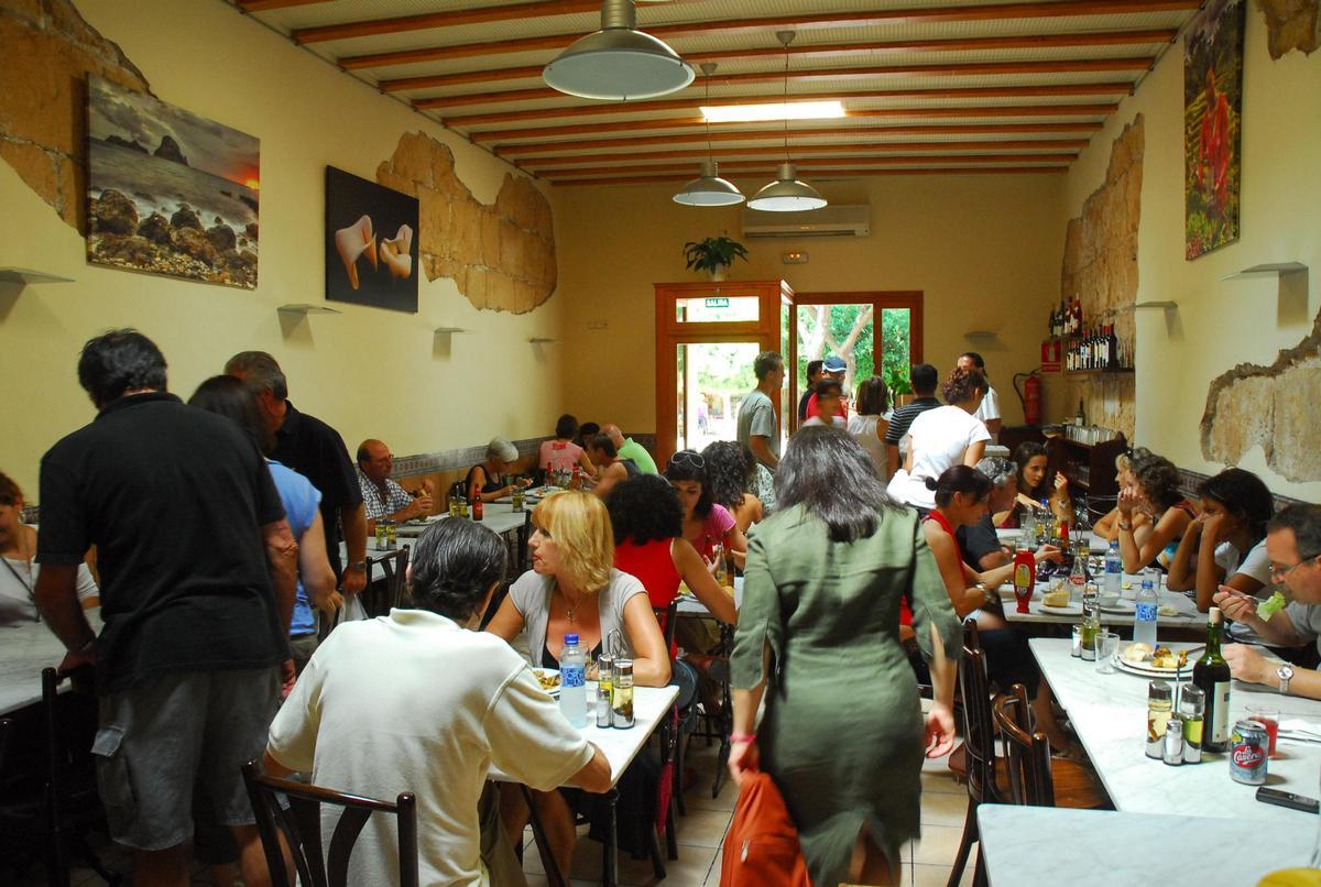 Interior del bar Bon Profit antes de cerrar.