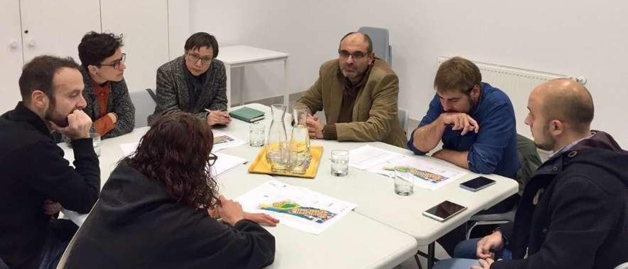 Daniel Ripa, segundo por la derecha, durante su reunión de ayer con la Asociación de Vecinos de Nuevo Roces, en Gijón.