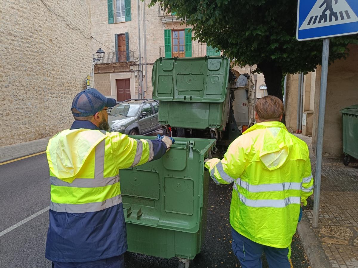 Operarios de la empresa municipal prestan el servicio de recogida de basuras en Sóller.