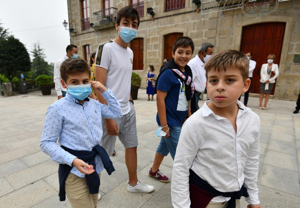 Poio celebra un San Xoán atípico pero con idéntico espíritu festivo