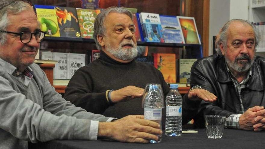 Presentación do libro &quot;Homes de ferro&quot; na libraría Follas Novas de Vilagarcía.  // Iñaki Abella