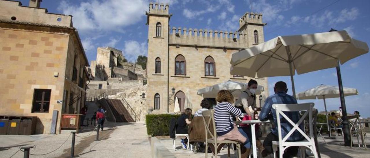 Visitantes en el Castell de Xàtiva el pasado viernes santo. | PERALES IBORRA