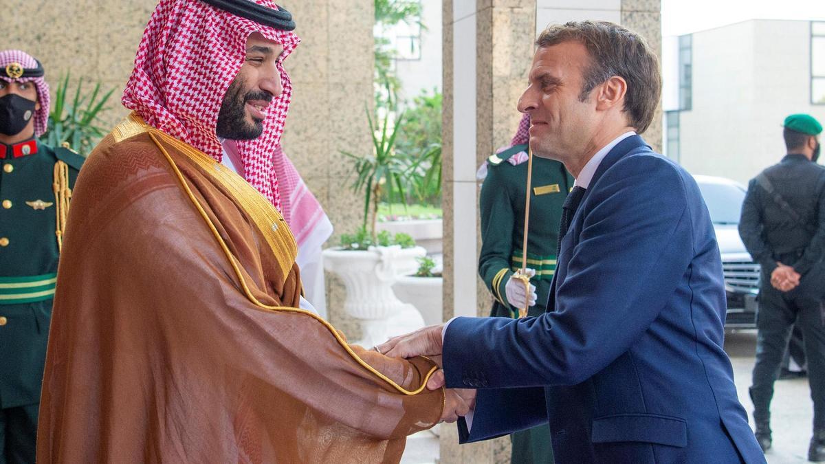 El príncipe heredero Mohammed bin Salman Al Saud (izquierda) se despide del presidente francés Emmanuel Macron.