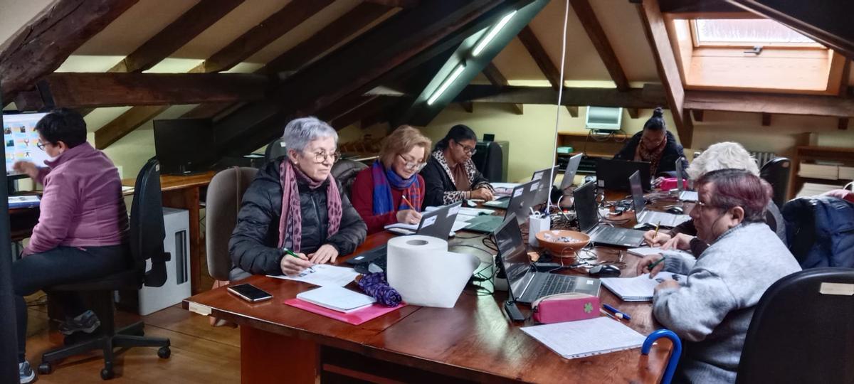 Alumnas del Centro de Educación de Personas Adultas en Tineo.