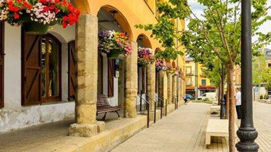 El Passeig, un dels espais urbans de Puigcerdà ornamentats amb flors