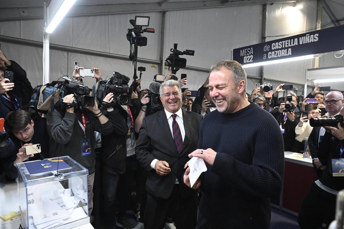Joan Laporta junto a Hansi Flick, antes de que el técnico del Barça ejerciera su derecho a voto.
