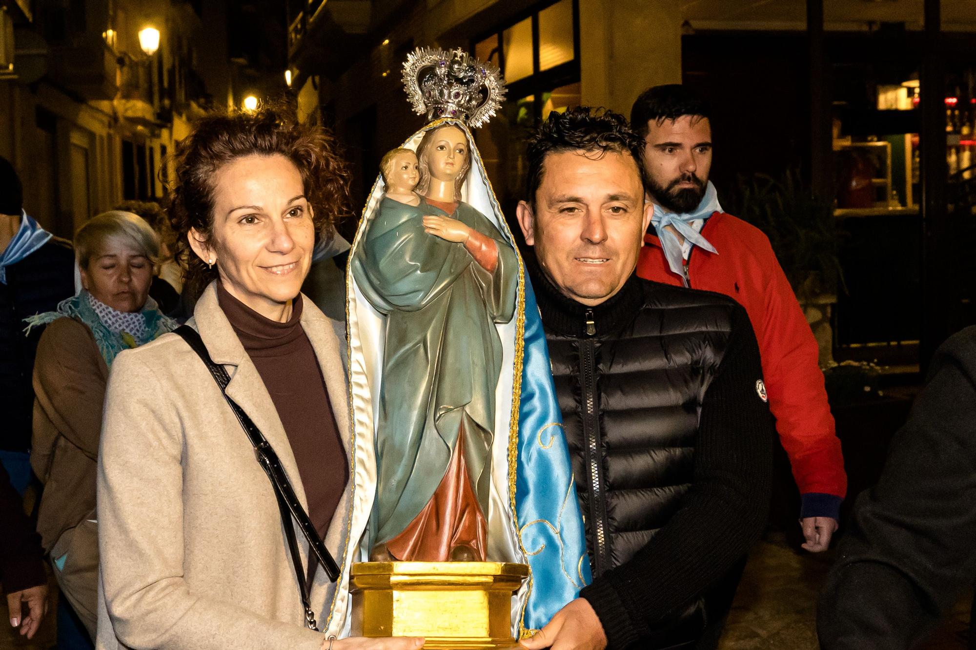 Devoción en Benidorm en la procesión de L'Alba