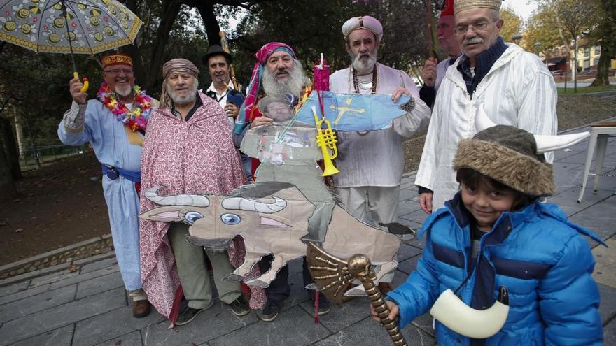 Miembros de la Cofradía del Santo Entierro de la Sardina en el Carbayedo.