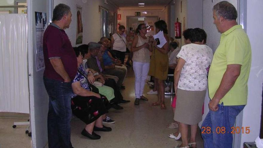 Pacientes esperando en la mañana de ayer en el centro de salud de Villalpando.