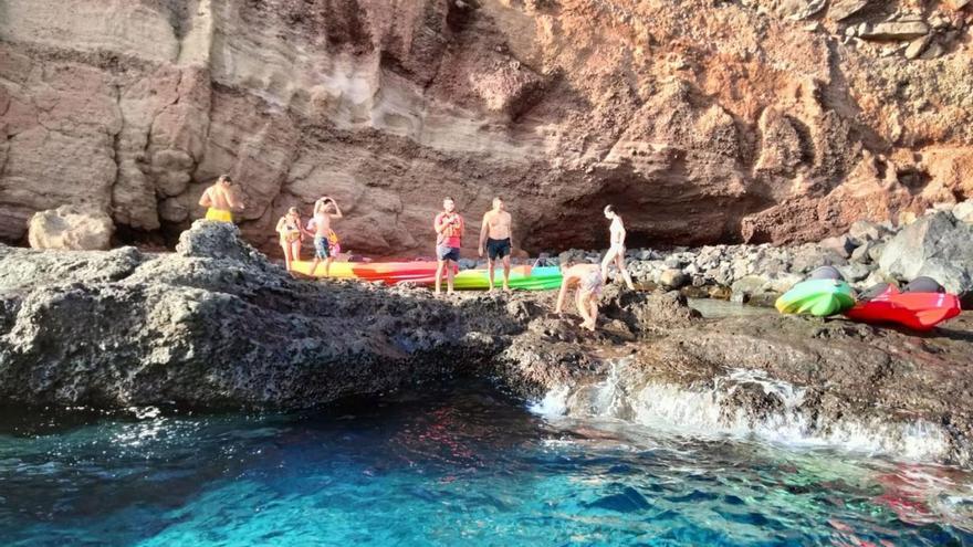 Imagen del desarrollo de la actividad del kayak en Playa Santiago..