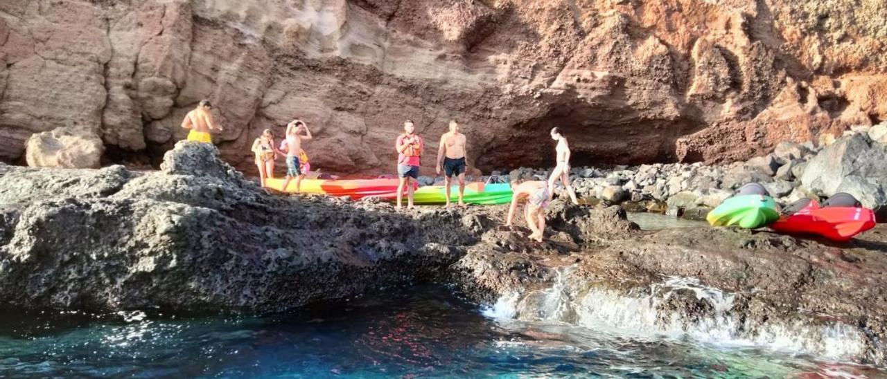 Imagen del desarrollo de la actividad del kayak en Playa Santiago..