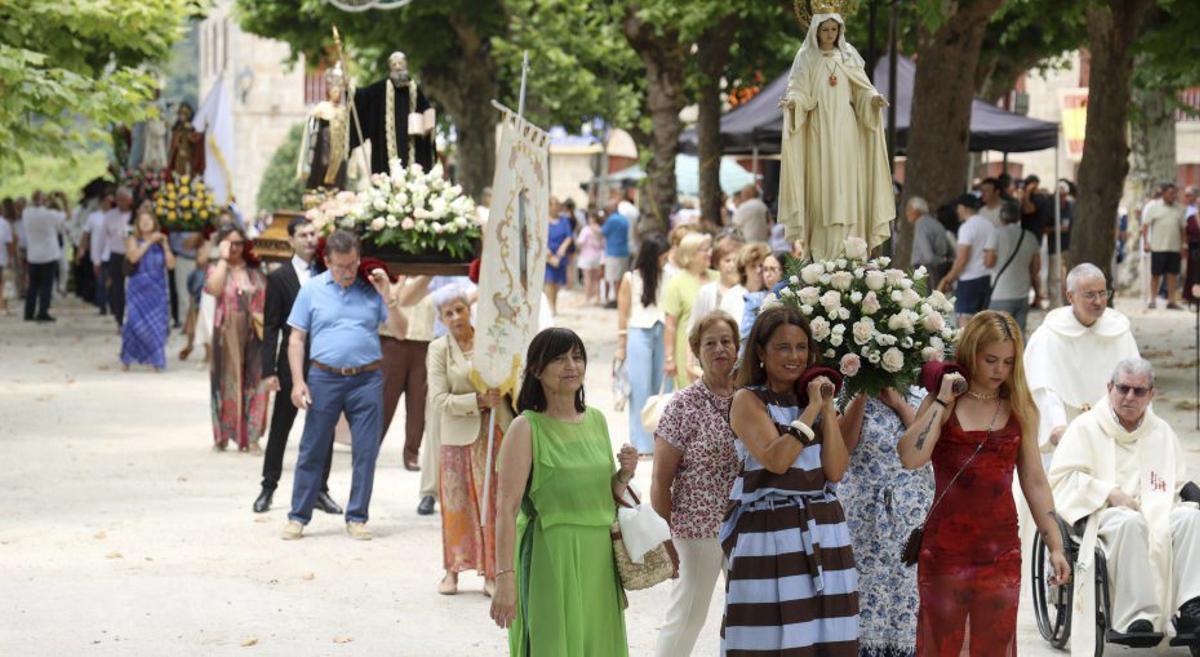 Vecinas portan una de las imágenes del acto religioso en Poio. | GUSTAVO SANTOS