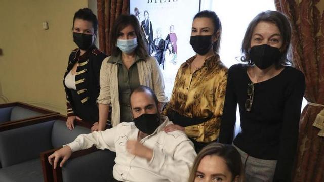 Paloma García-Consuegra, Yolanda Alonso, Maite Sandoval, Nuria González y Celia Morán rodean al director de “Atra Bilis”, Alberto Velasco. | R. Solís