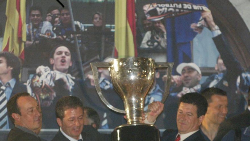 Rafa Benítez, Javier Subirats y Jaume Ortí levantan el título de Liga de 2002. | J.M.LÓPEZ