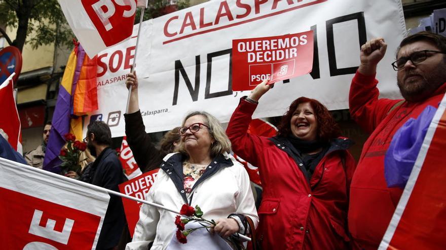 Centenars de persones demanen el «no» a Rajoy davant de la seu de Ferraz