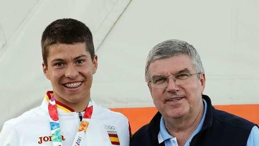 Becerra, con el presidente del COI, Thomas Bach. // FDV