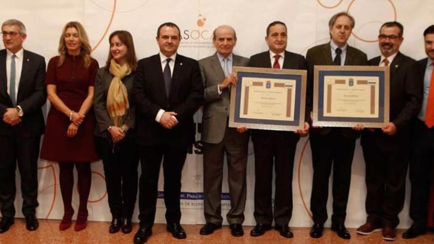 Autoridades y premiados, con Luis Díaz y José Manuel Arias con sus diplomas.