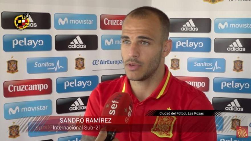 Sandro, atendiendo a los medios de la selección