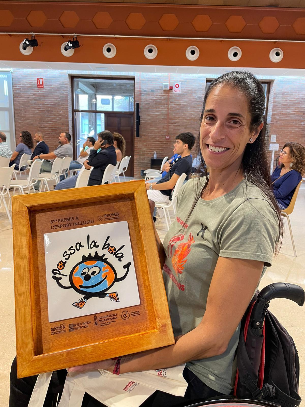 Inma Boscá con el premio .