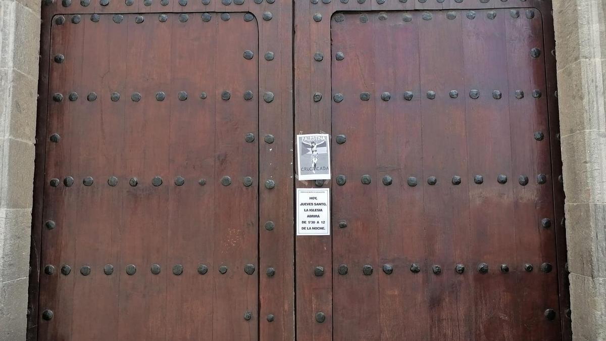 Carteles en una parroquia de Las Palmas de Gran Canaria.