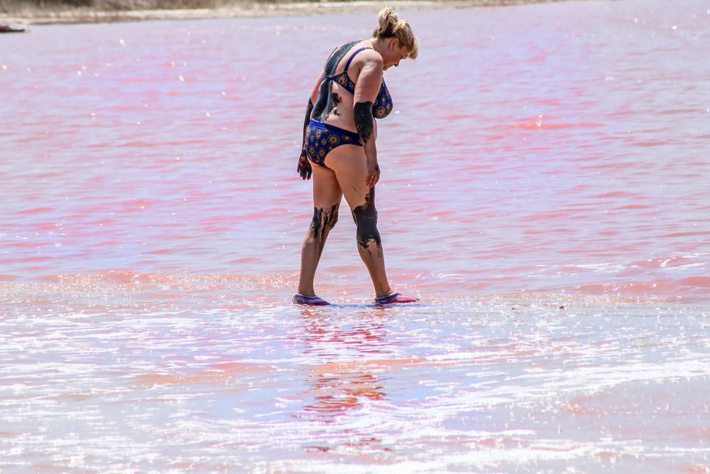 Baños de sol y sal en la laguna rosa de Torrevieja