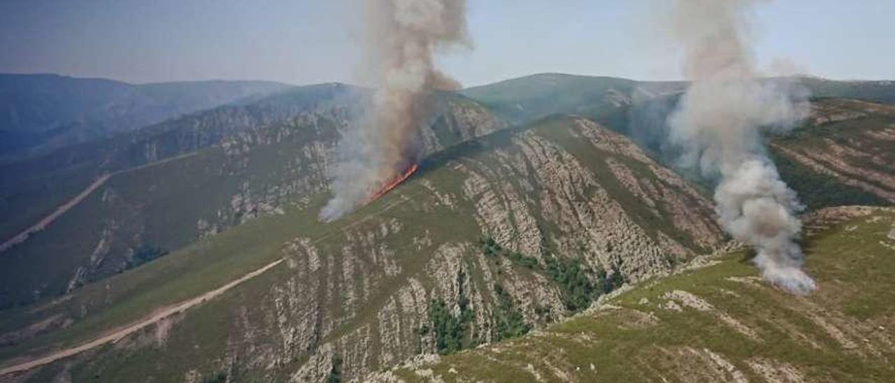 Imagen de los incendios, ayer, en O Invernadoiro. // Imagen de la Brigada y Helicóptero de Vilamaior
