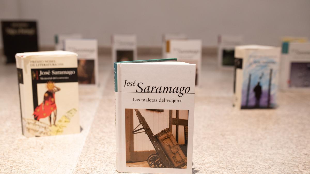 Libros de Saramago adornaron el salón de actos de la Biblioteca Pública del Estado